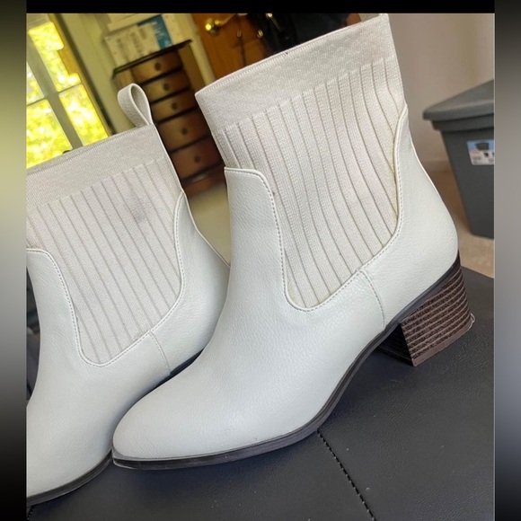 Cream heeled bootie size 8.5 - Picture 3 of 4